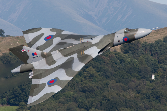 Bantu Malaysia, Inggris juga mengancam akan membom langsung Jakarta menggunakan pesawat pembom nuklir jarak jauh, Avro Vulcan.
