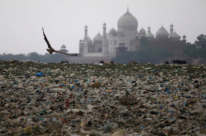Ratusan sampah di sungai Yamuna, India, yang berlokasi dekat Taj Mahal.