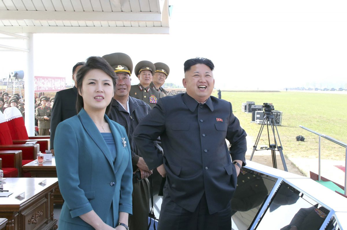 Ri Sol-Ju diidentifikasi sebagai istri Kim pada tahun 2012 dan disebut memiliki dua atau mungkin tiga anak.