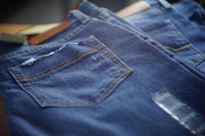 Jeans telah jadi item fashion yang nggak lekang oleh waktu. Outfit ini telah lama jadi favorit pecinta fashion segala usia.