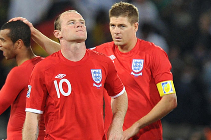 (L-R) Ashley Cole, Wayne Rooney and Steven Gerrard appear dejected after the final whistle.