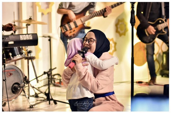 Nissa Sabyan Memeluk Anak Kecil
