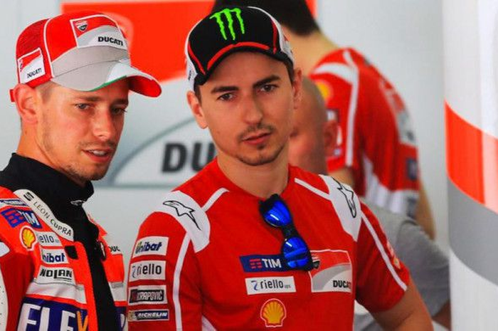 Pebalap penguji Ducati, Casey Stoner (kiri), berbincang dengan Jorge Lorenzo. 