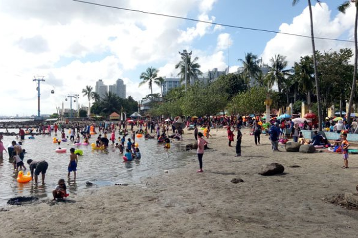 Pantai di Taman Impian Jaya Ancol kembali beroperasi saat masa transisi PSBB Jakarta dengan syarat hanya yang memiliki KTP Jakarta yang boleh masuk