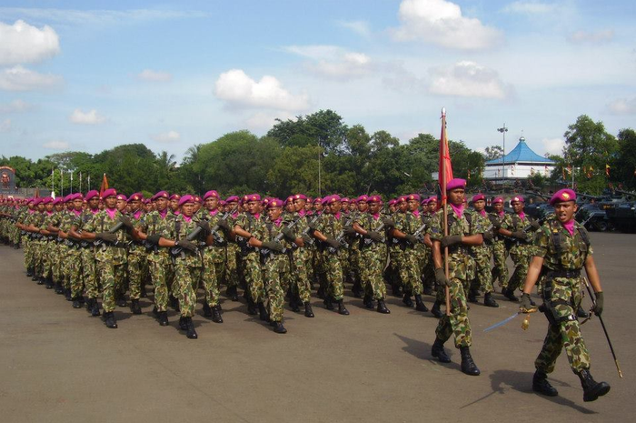 Anggota Marinir berbaret warna ungu