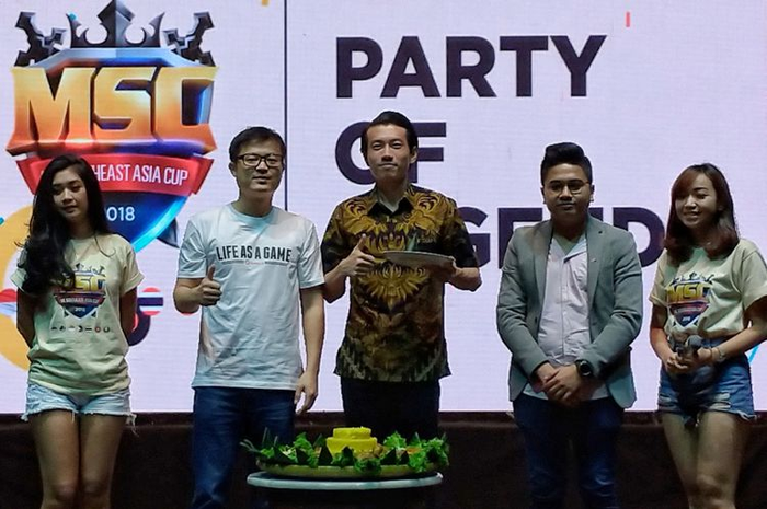 Country Manager Moonton Indonesia, Cayayan (berbaju batik) di sela acara Party of Legends di Jakarta, Selasa (6/7/2018)