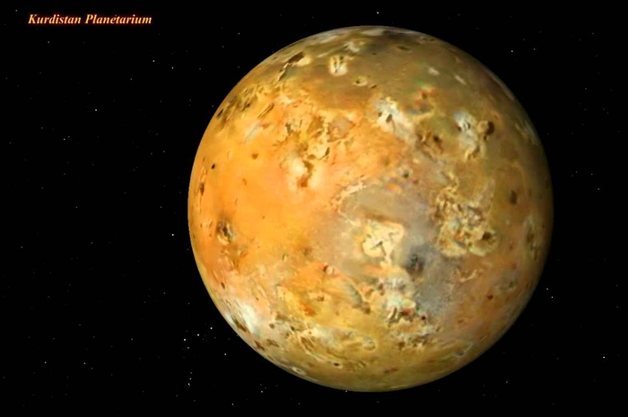 Satelit ini ukurannya sedikit lebih besar dari Bulan, satelit alami Bumi. Io mengelilingi Planet Jupiter pada orbit berbentuk elips yang tak beraturan.