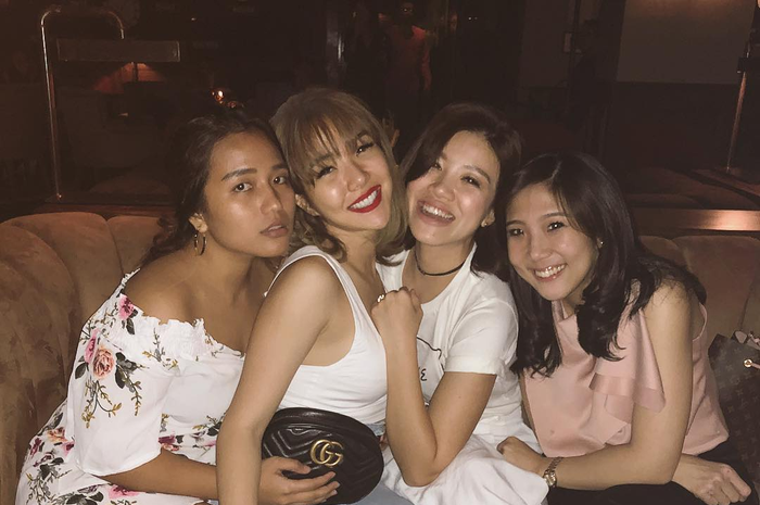 Gisella Anastasia tampil dalam balutan tank top berwarna putih.