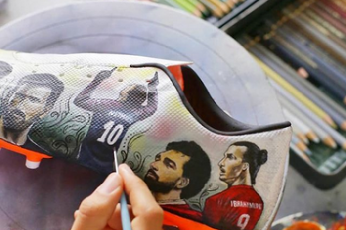 Sepatu lukis bergambar pemain sepak bola