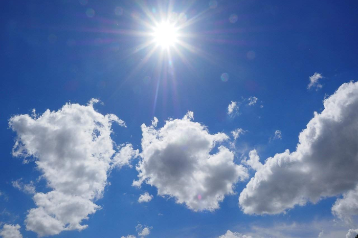 Berjemur di bawah matahari menhasilkan vitamin D yang menguatkan tulang.
