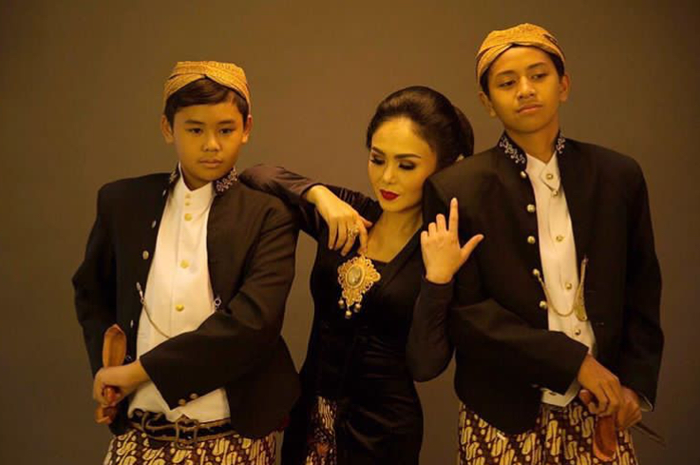 Yuni Shara dan Anak-anaknya