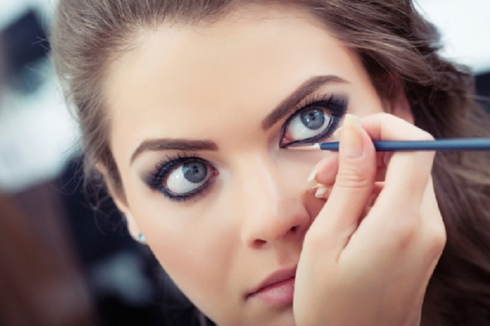 memakai eyeliner pada garis mata
