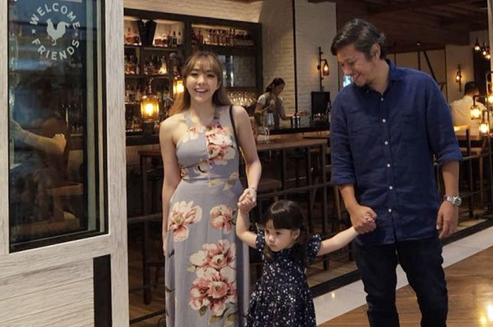 Gading Marten dan Gisella Anastasia bersama putri semata wayang mereka.