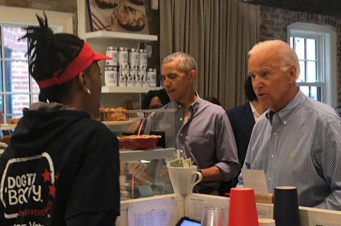 Mantan Presiden Barack Obama dan Wakil Peresiden AS Joe Biden Berkunjung ke Toko Roti Bersama