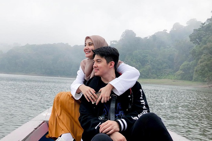 Zaskia Sungkar dan Irwansyah saat berlibur ke Situ Patenggang, Bandung, Jawa Barat.