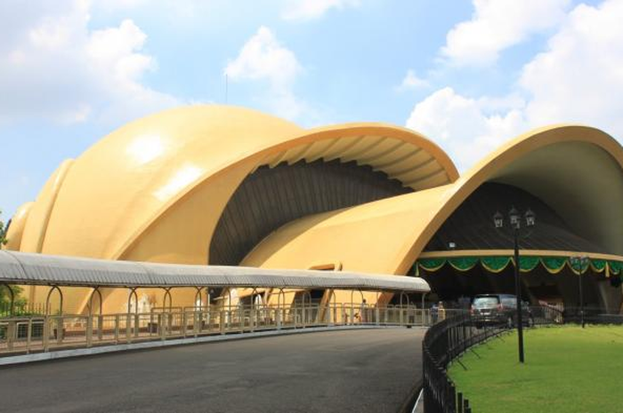 keong mas Taman Mini Indonesia Indah