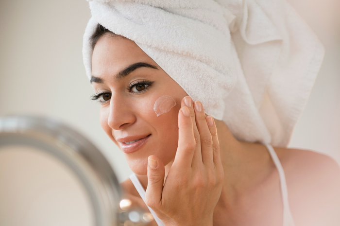 Ilustrasi pakai skincare malam untuk kulit kering biar glowing besok pagi