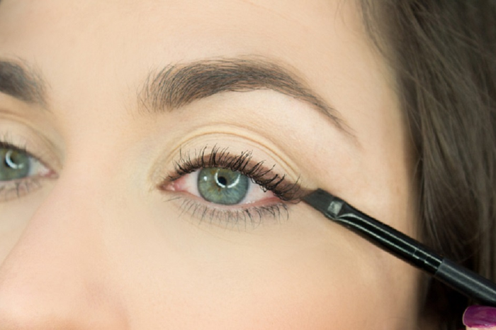 memakai eyeliner 
