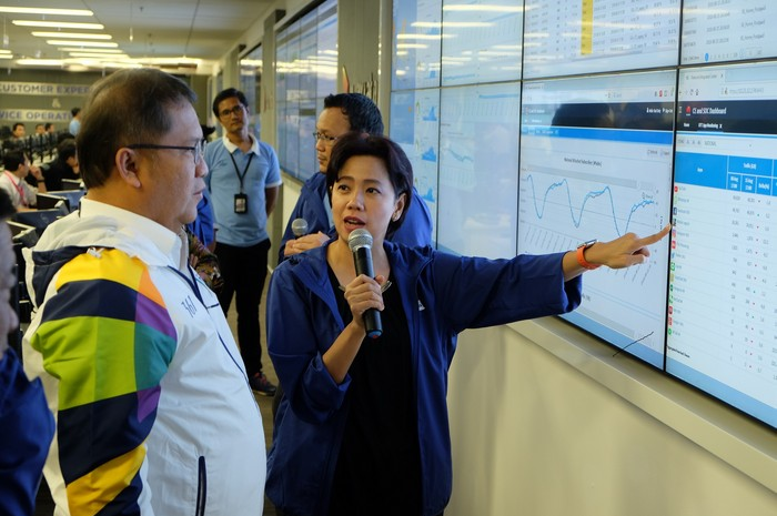 Direktur Teknologi XL, Yessie D. Yosetya, bersama Menkominfo, Rudiantara, meninjau “Customer Experience & Service Operation Center” XL, di Jakarta, Rabu (15/8)