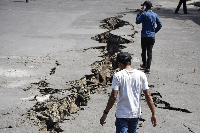 Ilustrasi Jalan rusak akibat gempa di Lombok