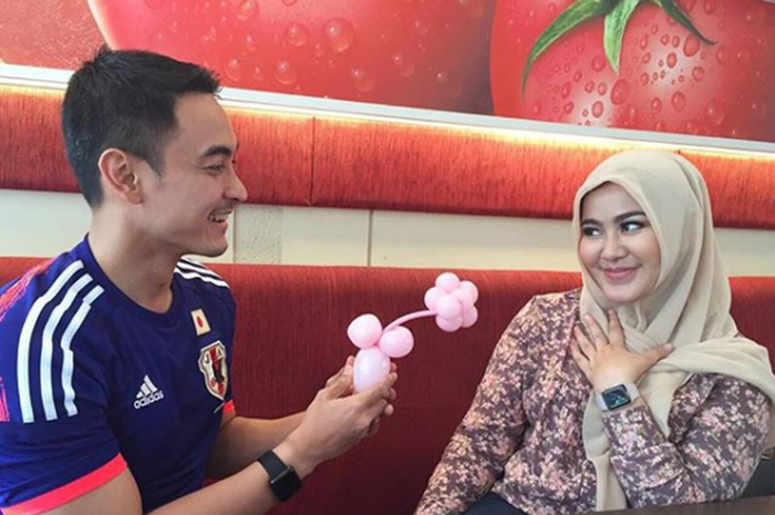 Zumi Zola dan istrinya