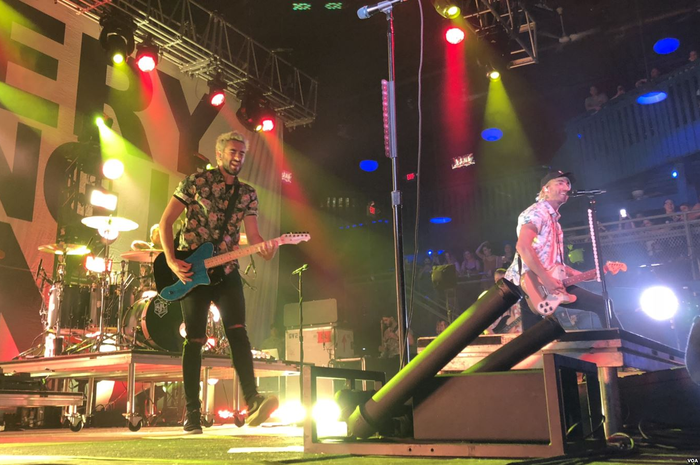 All Time Low beraksi di atas panggung Electric Factory di kota Philadelphia, Jumat (17/8).