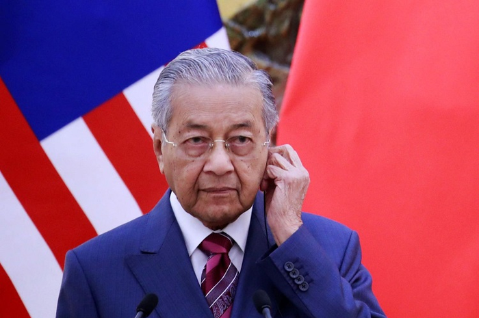 Mahathir Mohamad, Perdana Menteri Malaysia, mengeluarkan pernyataan kontroversial terkait etos kerja suku Melayu.