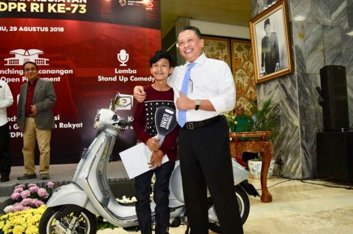 Aji pratama menangkan lomba kiritk DPR 