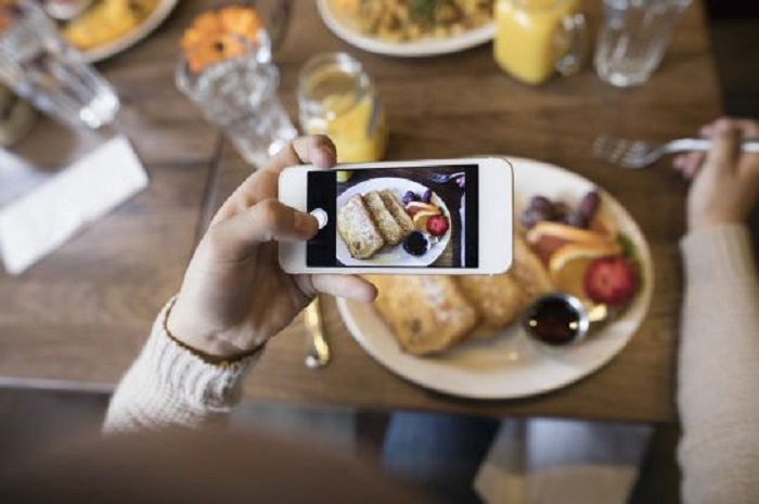 Ilustrasi memotret makanan dengan hape