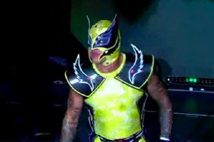 Rey Mysterio bertanding dengan kenakan kostum Wolverine di ALL IN