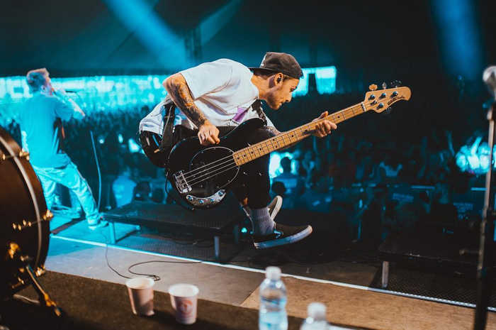 Neck Deep ditinggal sang bassist.