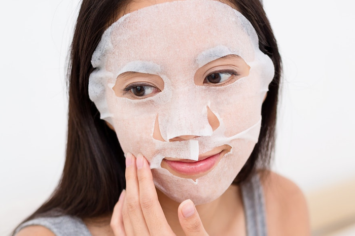 memakai sheet mask