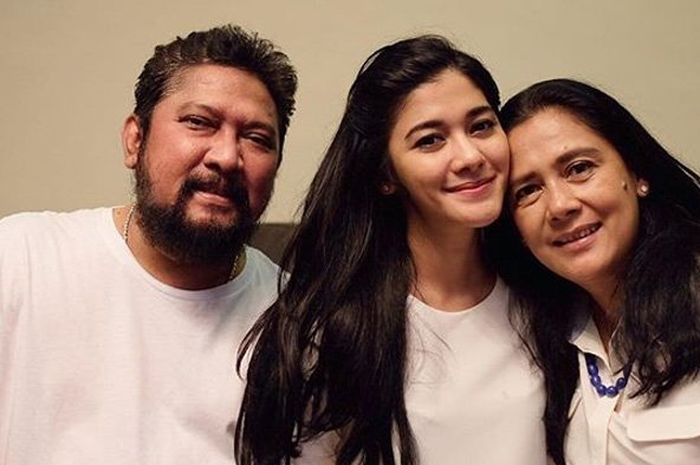Harmonis Meski Berpisah, Lydia Kandou dan Jamal Mirdad Foto Bersama Putrinya