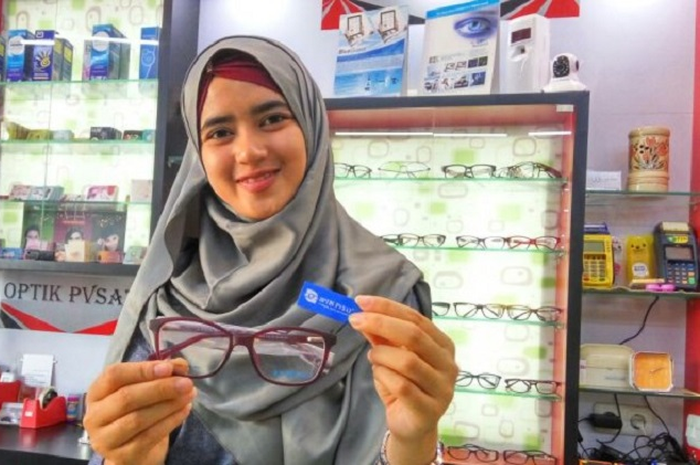 Tak perlu buru-buru ke optik bila kacamata Anda terbaret, coba gunakan bahan rahasia ini yang mudah didapat, coba yuk..