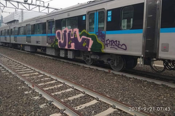 Gerbong MRT dicoret-coret oleh pihak nggak bertanggung jawab