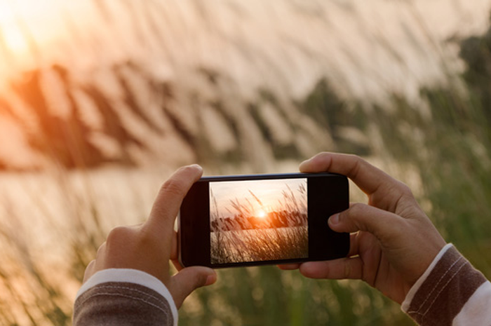 Gunakan tips fotografi untuk memotret dengan smartphone.