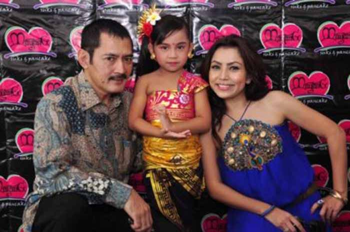 Khirani Siti Hartina Trihatmodjo bersama orangtuanya, Bambang Trihatmodjo dan Mayangsari.