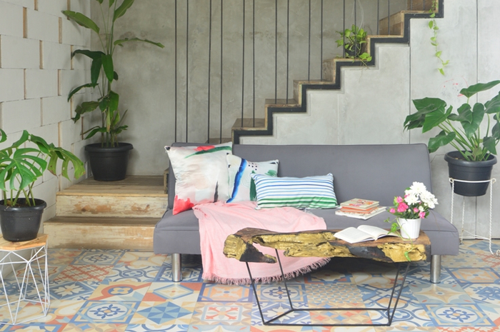 Tangga dari besi hollow pada balustrade dan kayu jati belanda pada pijakan.