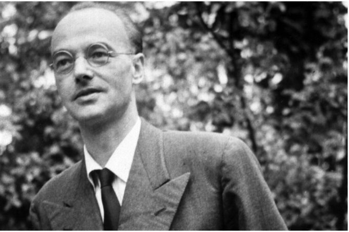 Keberpihakan Klaus pada komunisme membuat posisinya tidak aman di Jerman ketika Hitler menjadi Kanselir.