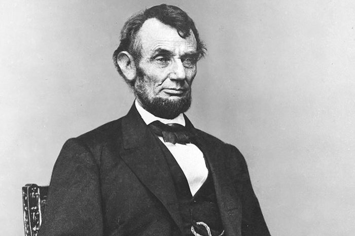 Apa yang terjadi seandainya Abraham Lincoln tidak ditembak mati? Ia mungkin dikenal sebagai orang yang membebaskan perbudakan.