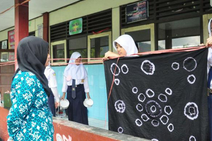 Membuat batik jumputan. Ini jawaban bagaimana cara membuat batik jumputan yang menjadi soal buku tematik kelas 5 SD tema 9