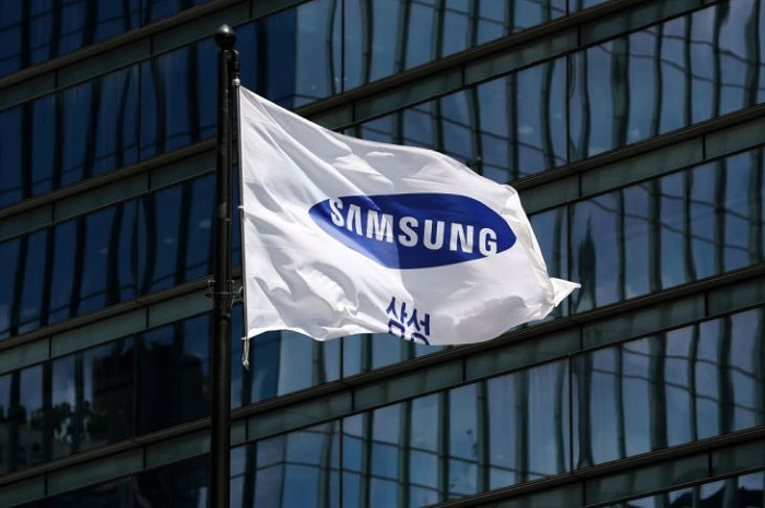 The Samsung Electronics Co. corporate flag flies outside the company's Seocho office building in Seoul, South Korea, on Tuesday, July 25, 2017. Samsung posted earnings that beat analysts' estimates on the success of its new Galaxy S8 smartphones and surging prices of semiconductors Photographer: SeongJoon Cho/Bloomberg via Getty Images
