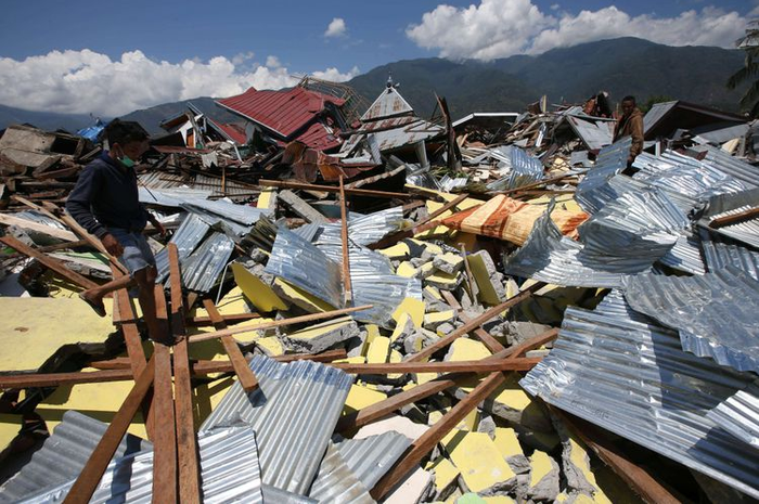 Puing bangunan di Perumnas Balaroa akibat gempa bumi yang mengguncang Kota Palu, Sulawesi Tengah.