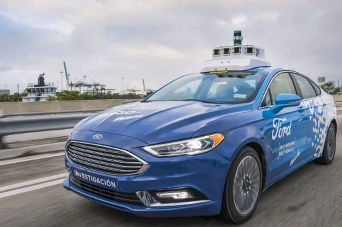 Ford mencoba berikan kendali darurat pada pengemudi mobil self driving, melalui kendali ala game balapan di perangkat mobile.