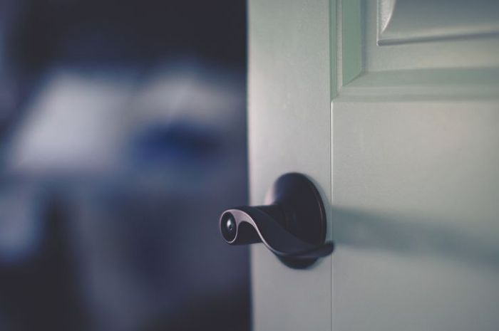 Menutup pintu saat tidur