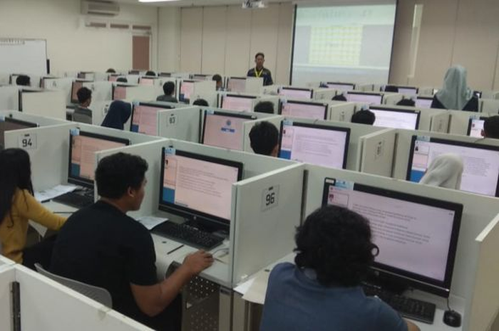 Para peserta ujian SBMPTN berbasis komputer (UTBK) di salah satu panitia lokal Jakarta Kampus UI Dep
