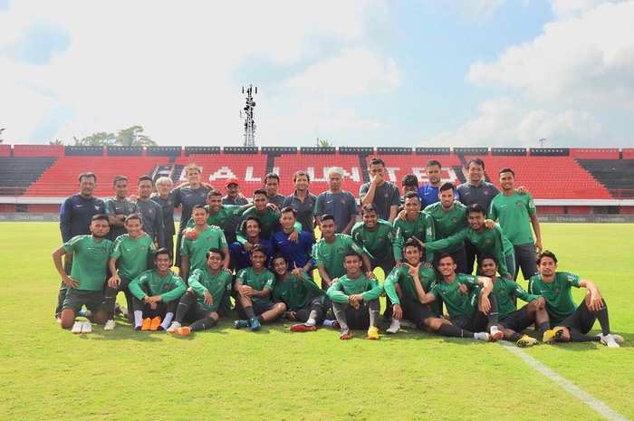 Luis Milla bersama para staff dan pemain timnas Indonesia