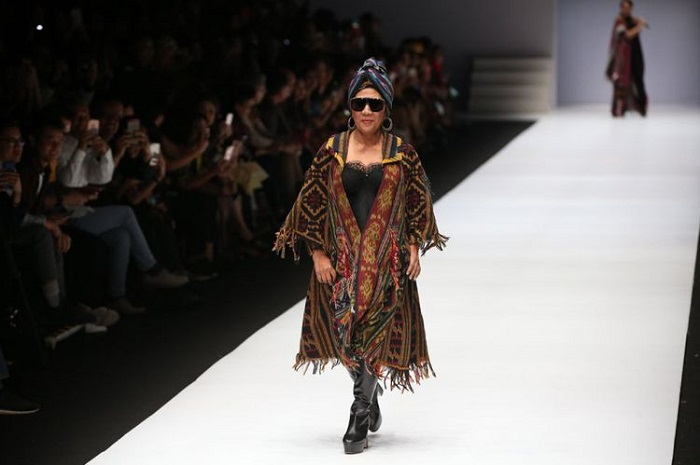 Susi Pudjiastuti di Jakarta Fashion Week 2019