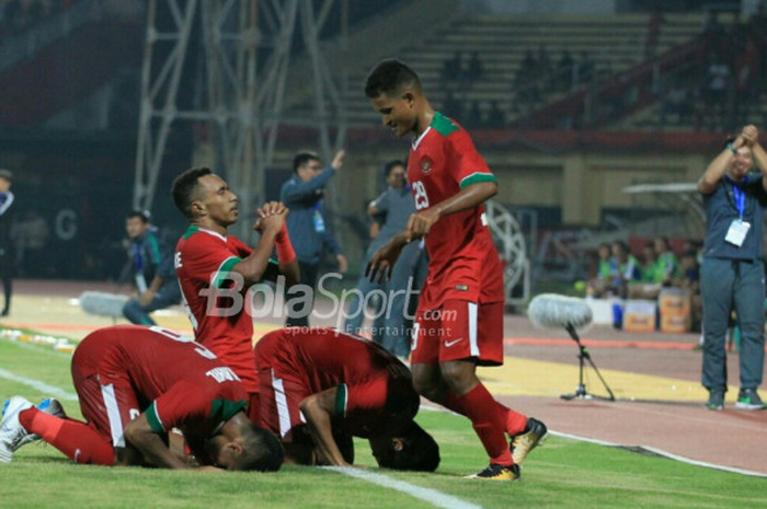 Pemain timnas U-19 Indonesia melakukan selebrasi setelah mencetak gol ke gawang timnas U-19 Singapura di Gelora Delta, Sidoarjo, Selasa (3/7/2018). 