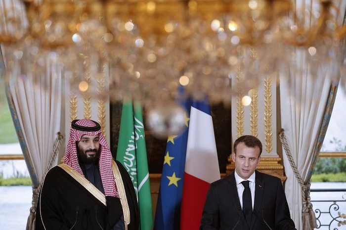 Presiden Perancis Emmanuel Macron dan putra mahkota Arab Saudi Pangeran Mohammed bin Salman 